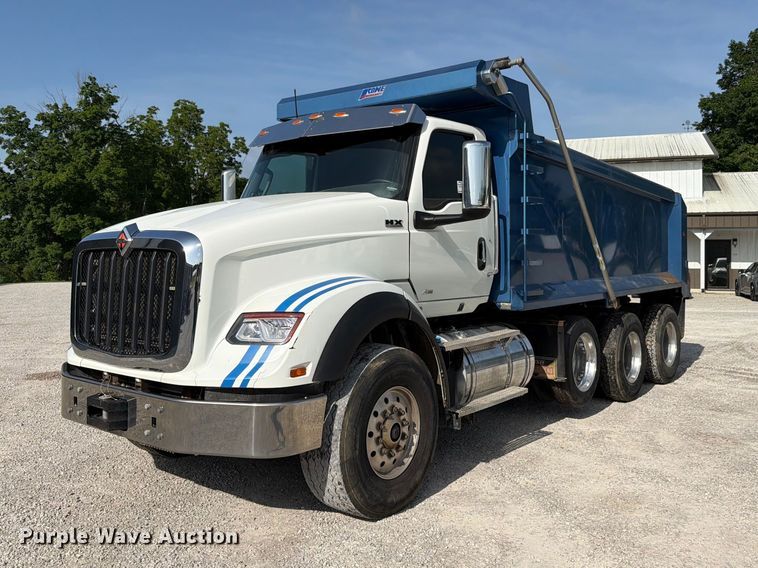 2022 International HX620 dump truck - FK4053
