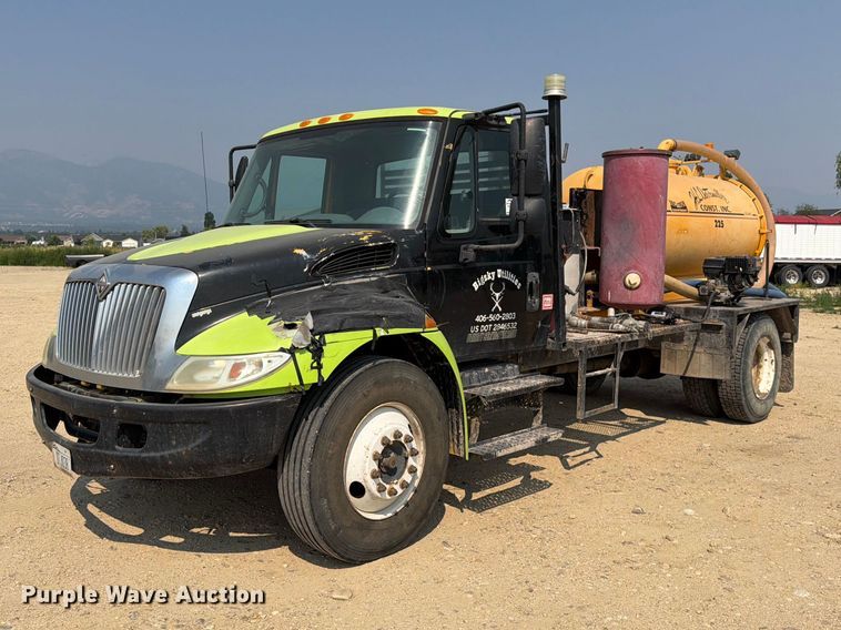 2007 International 4300 vacuum truck - FK4555