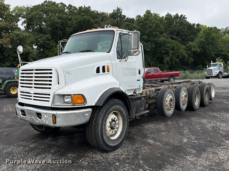 2004 Sterling L9500 truck cab and chassis - FU4526
