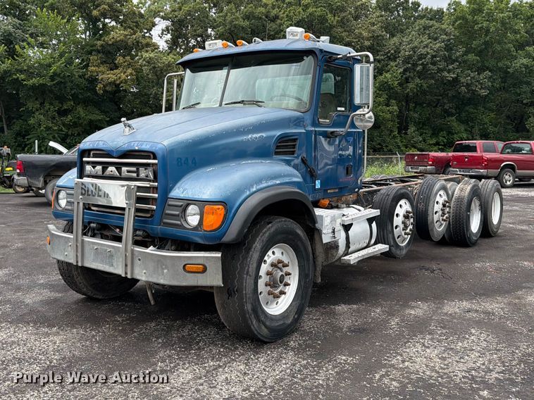 2002 Mack CV truck cab and chassis - FU4538