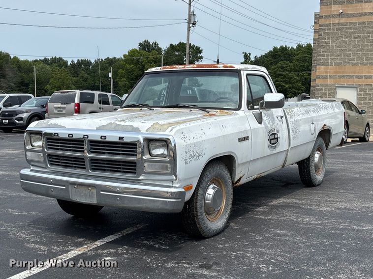 1993 Dodge D200 pickup truck - DZ4502