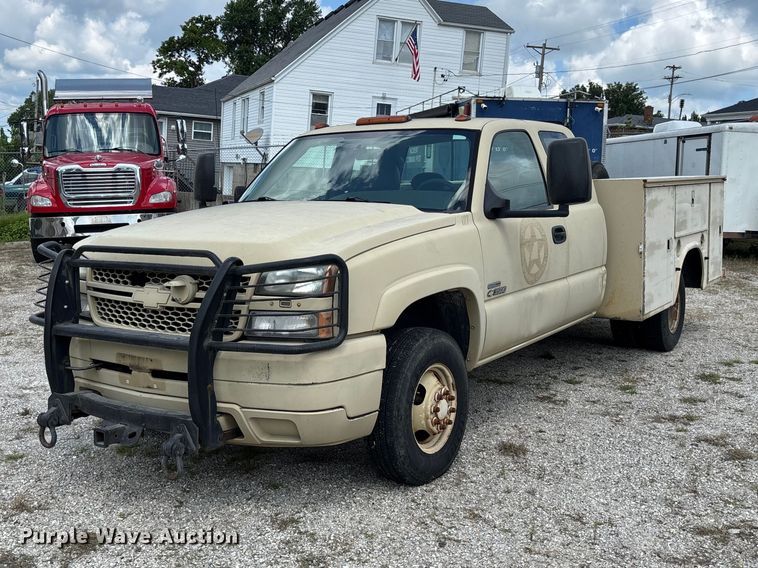 2007 Chevrolet Silverado 3500 Ext. Cab utility bed pickup truck - DZ4520