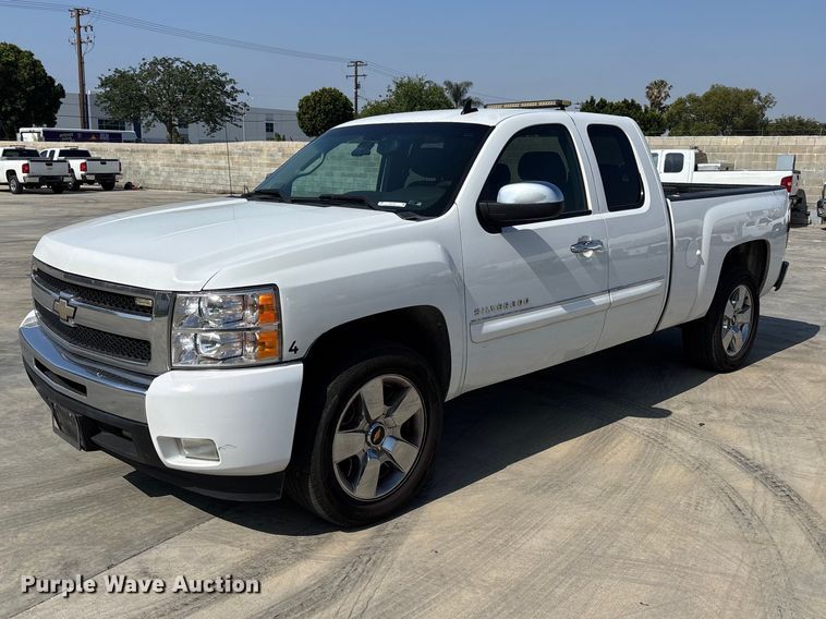 2011 Chevrolet Silverado 1500 Ext. Cab pickup truck - ER7591