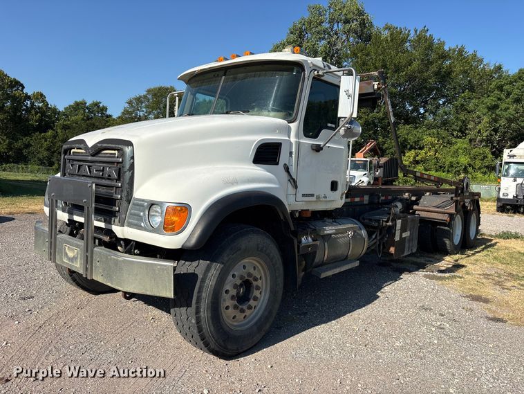 2007 Mack CV713 roll-off container truck - ET0379