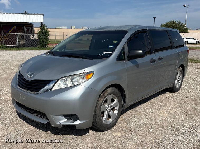 2015 Toyota Sienna van - EU5631