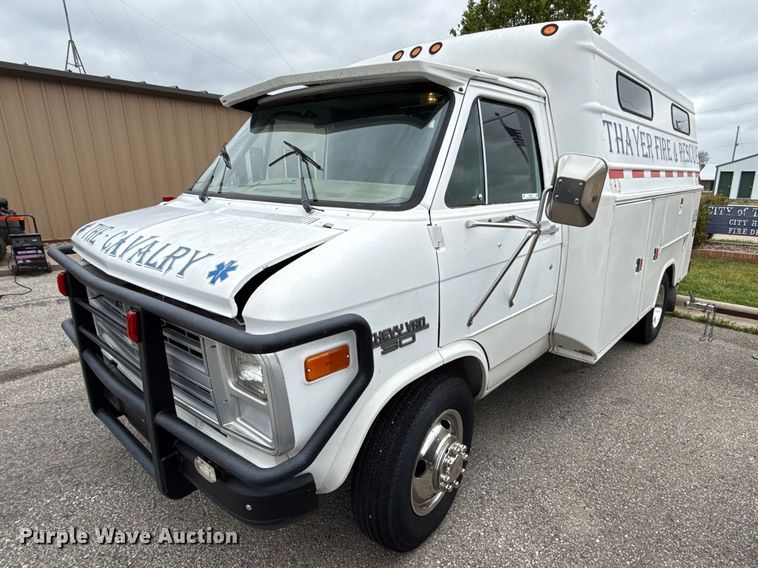 1988 Chevrolet C30 utility van - EV7663