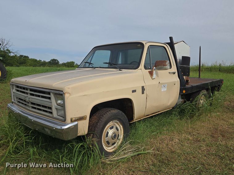 1987 Chevrolet Custom 20 bale bed pickup truck - EW8587