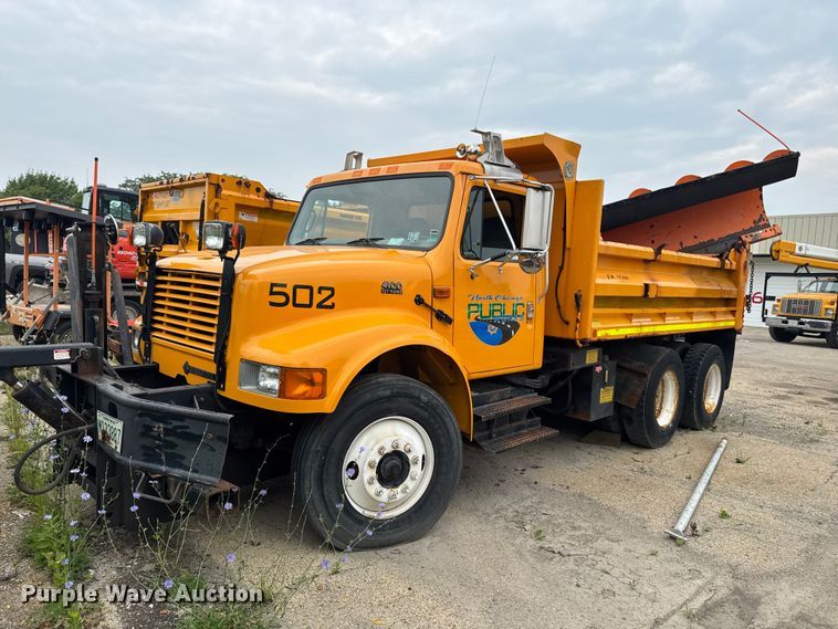 2001 International 4900 dump truck - FB5836