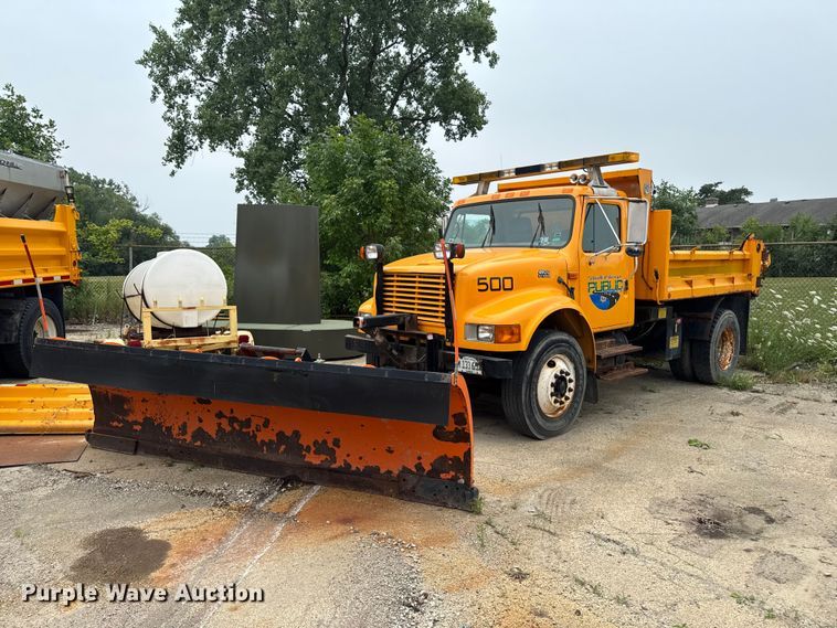 2002 International 4900 dump truck - FB5837