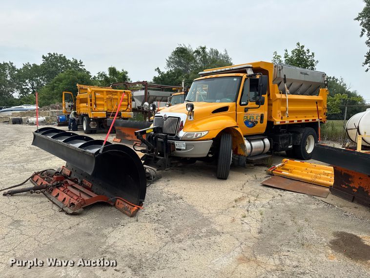 2002 International 4400 dump truck - FB5838