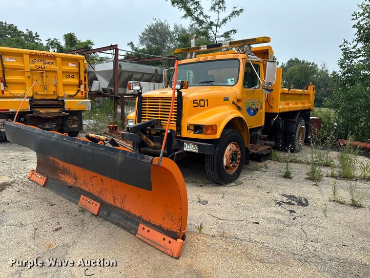 2002 International 4900 dump truck - FB5839