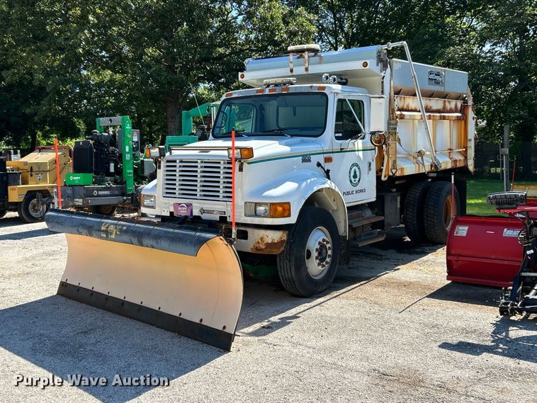 2001 International 4900 dump truck - FC2724