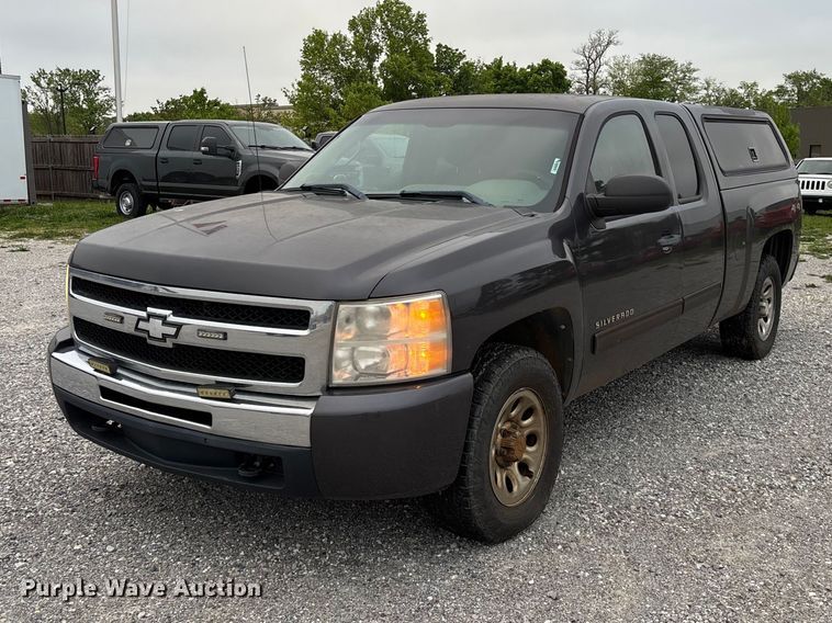 2011 Chevrolet Silverado 1500 Ext. Cab pickup truck - FG0300
