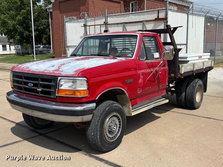 1993 Ford F350 flatbed pickup truck - FG0563