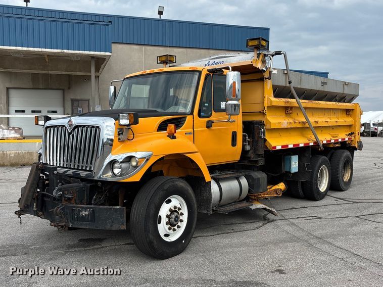 2010 International 7500 SFA dump truck - FG0570