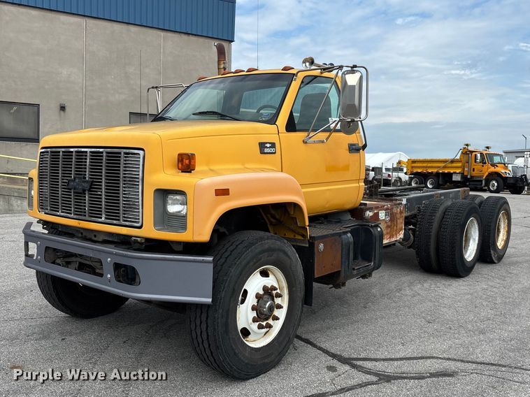 1999 Chevrolet C8500 truck cab and chassis - FG0571
