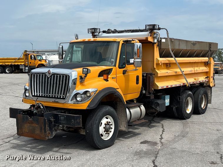 2010 International 7600 dump truck - FG0572