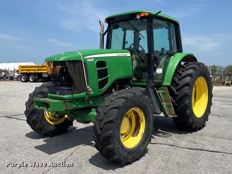2009 John Deere 7230 MFWD tractor - FG0574