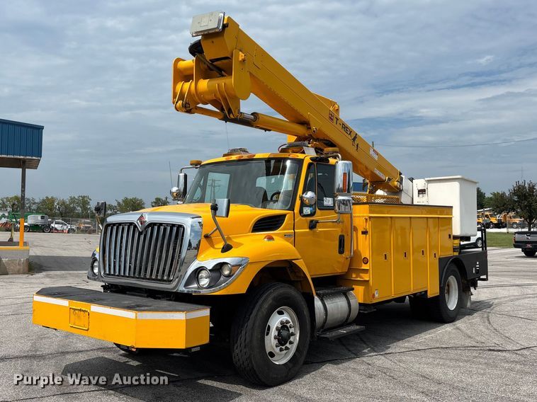 2009 International 7400 SBA bucket truck - FG0582