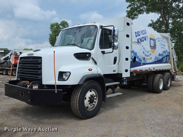 2017 Freightliner 114SD refuse truck - FH6153