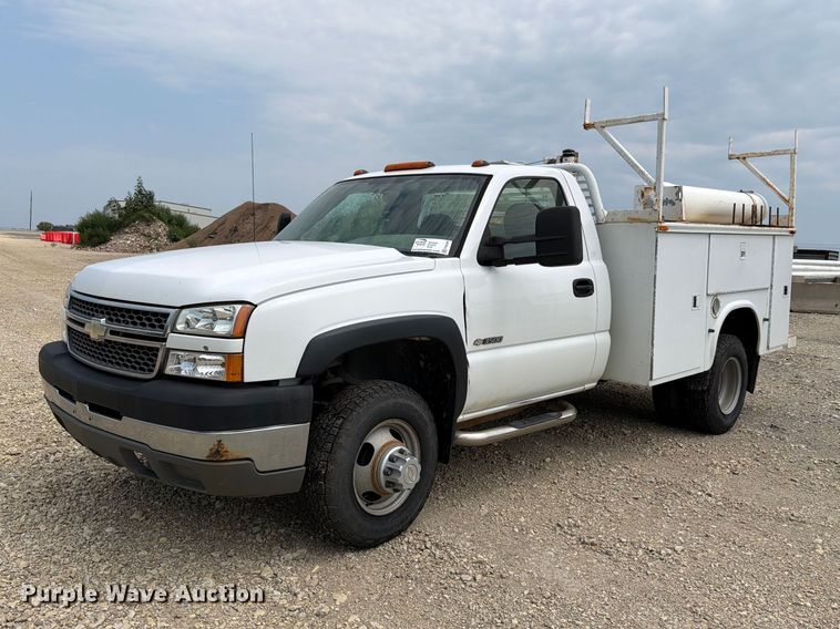 2005 Chevrolet Silverado 3500 utility bed pickup truck - FH6299