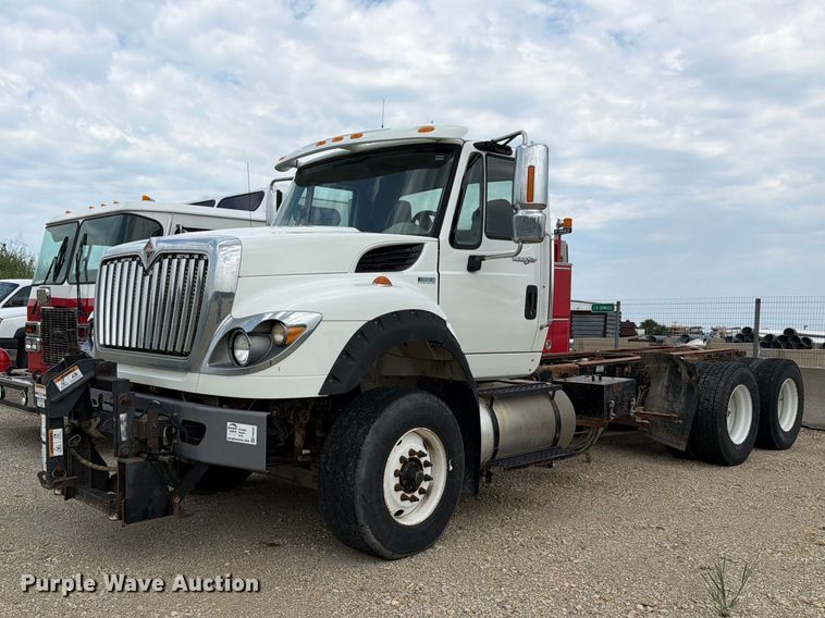 2012 International 7600 truck cab and chassis - FH6301
