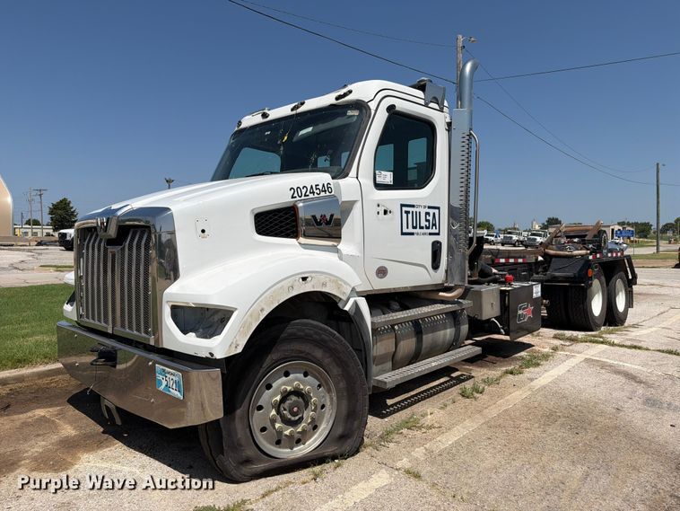 2025 Western Star 47X Chassis roll-off container truck - FI0298