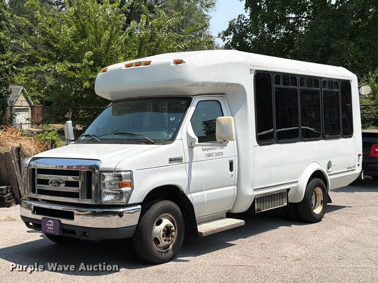 2012 Ford E350 Super Duty shuttle bus - FT6122
