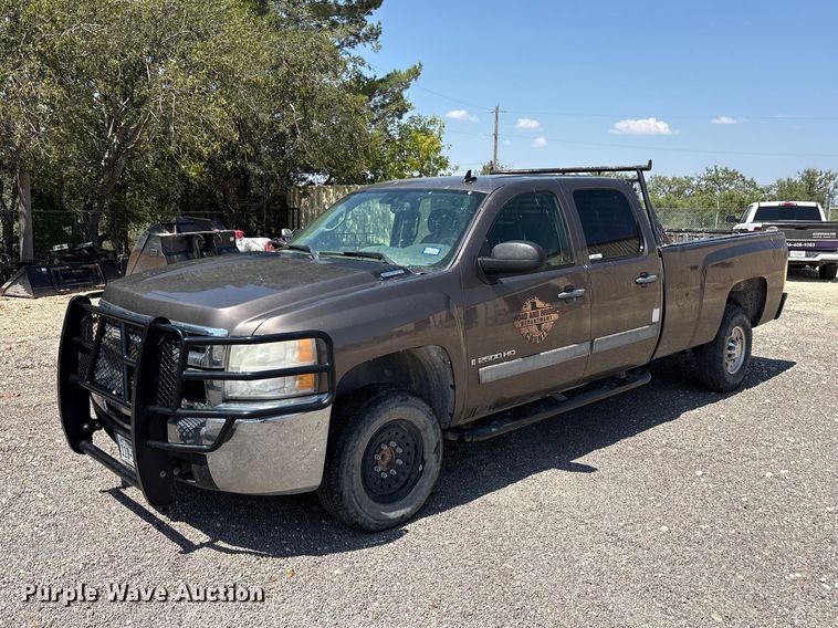 2008 Chevrolet Silverado 2500 Crew Cab pickup truck - JM9427