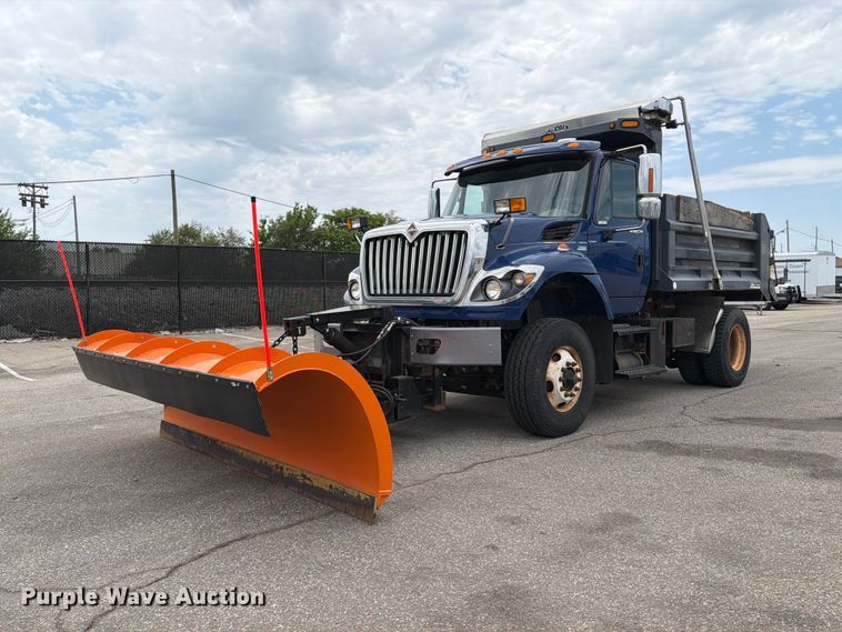 2011 International 7400 dump truck - MZ9825