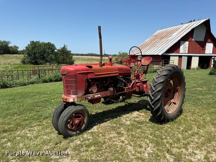 1945 Farmall H tractor - EV6025