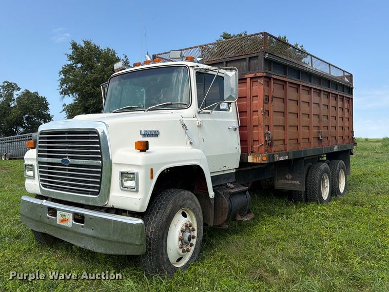 1989 Ford LNT8000 grain truck - FK3320