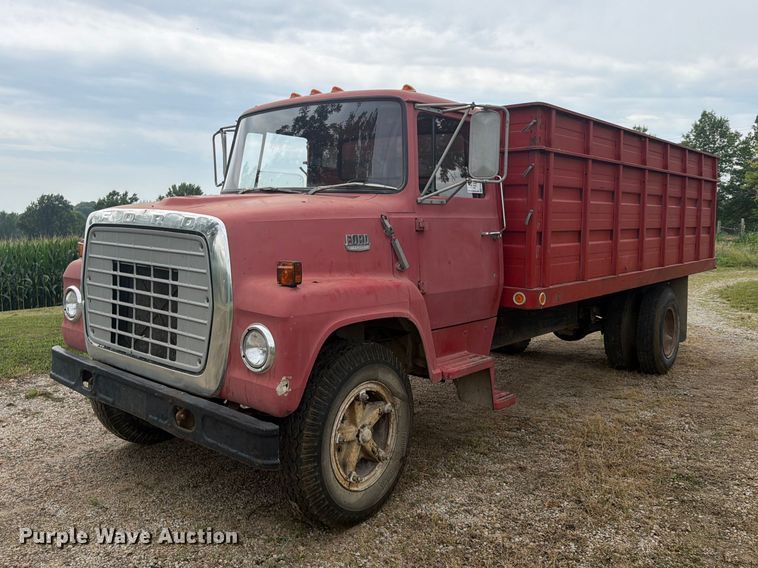 1974 Ford 700 grain truck - FP4014