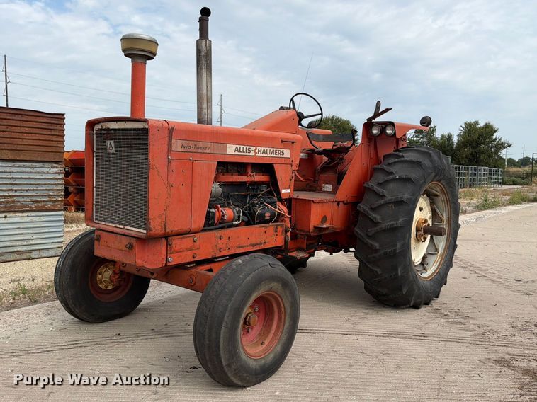 Allis Chalmers Two-Twenty tractor - MZ9801