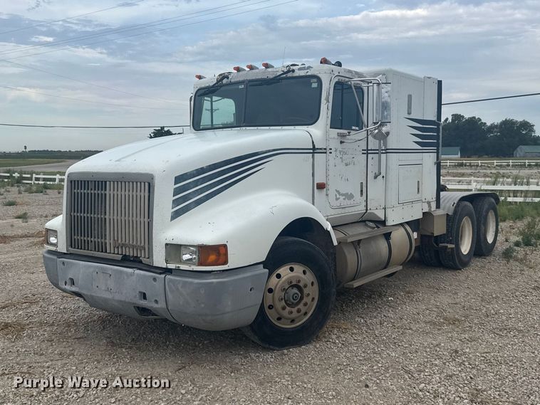 1990 International 9400 semi truck - DY3084
