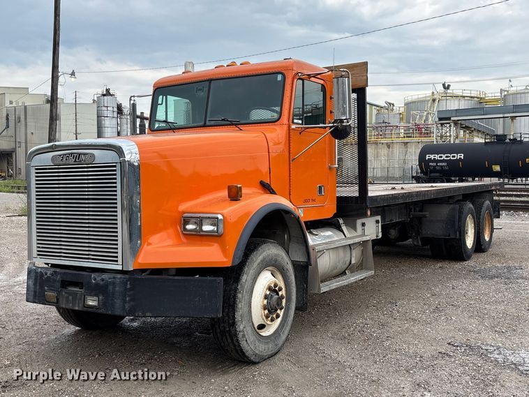 1993 Freightliner flatbed truck - DZ4531
