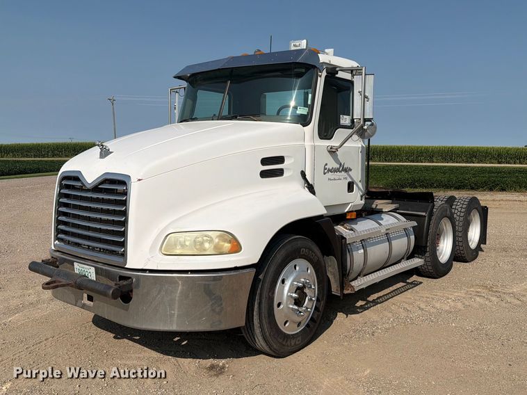 2005 Mack Vision CXN613 semi truck - EA0382