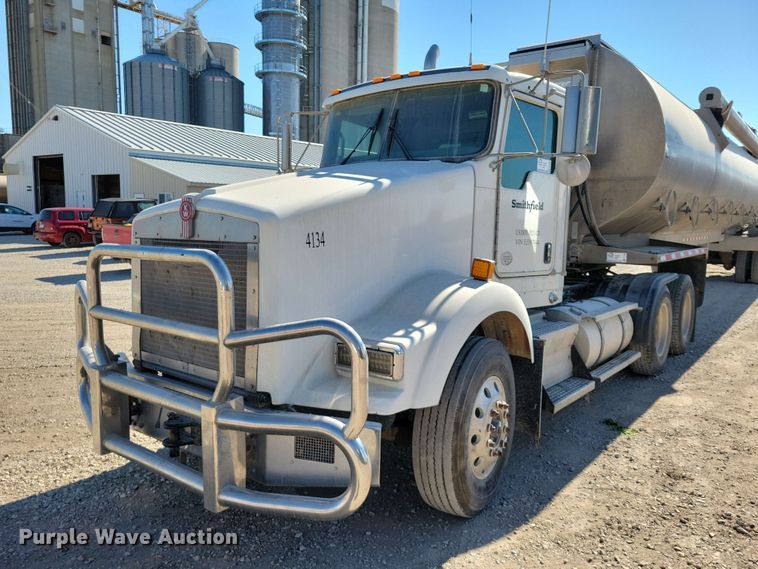 2014 Kenworth T800 semi truck - EE1185