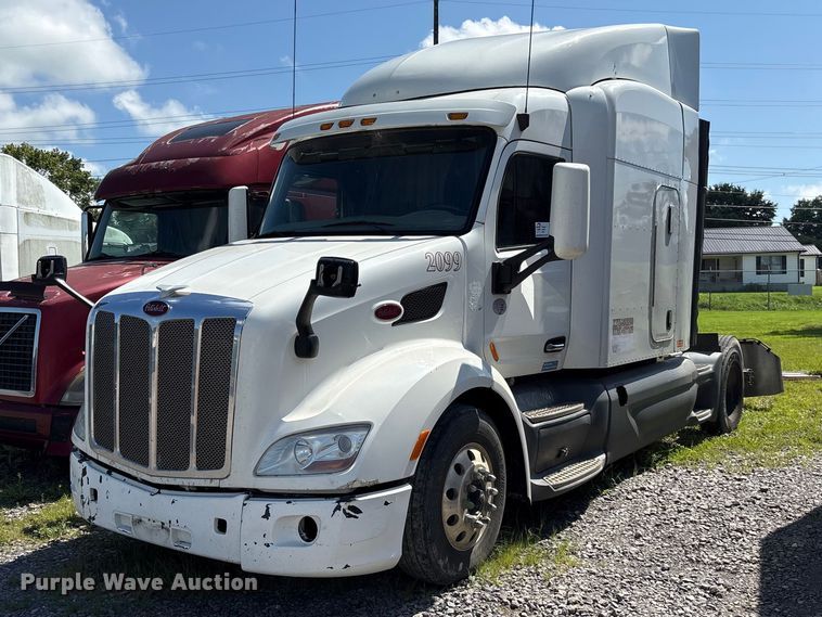 2015 Peterbilt 579 semi truck - EF1310