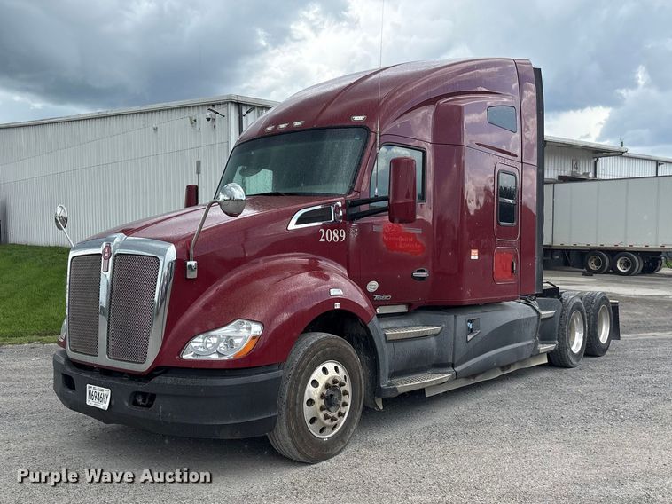 2015 Kenworth T680 semi truck - EF1319