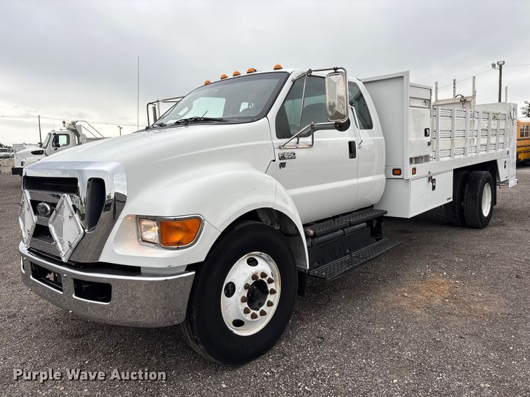 2015 Ford F650 Super Duty Ext. Cab flatbed truck - EG9204