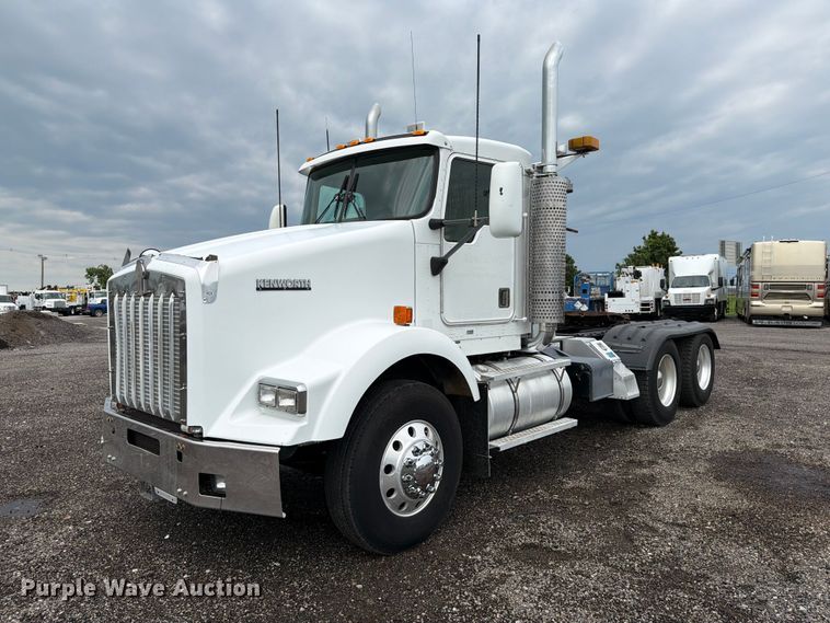 2000 Kenworth T800 semi truck - EG9234