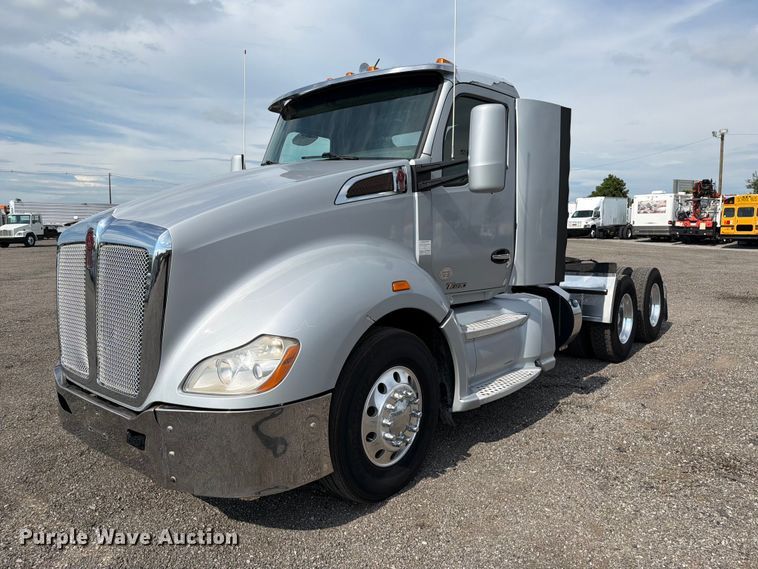 2015 Kenworth T680 semi truck - EG9311