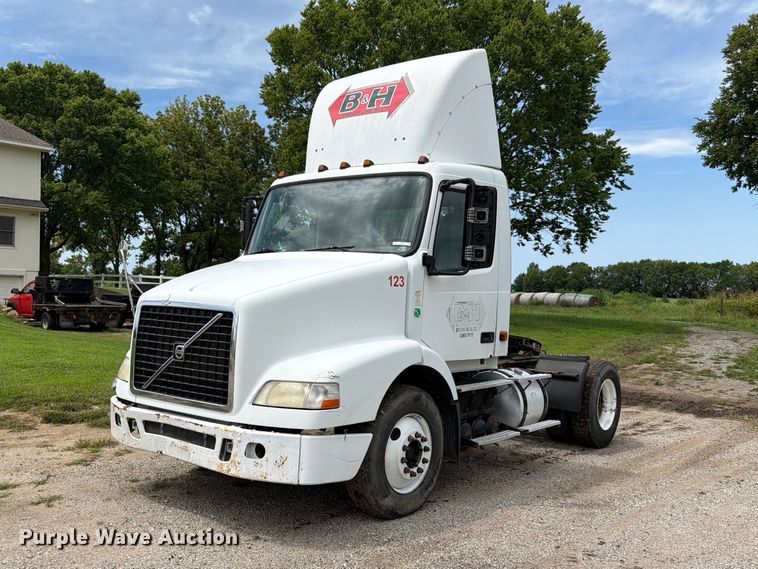 2006 Volvo VNM semi truck - EO8685