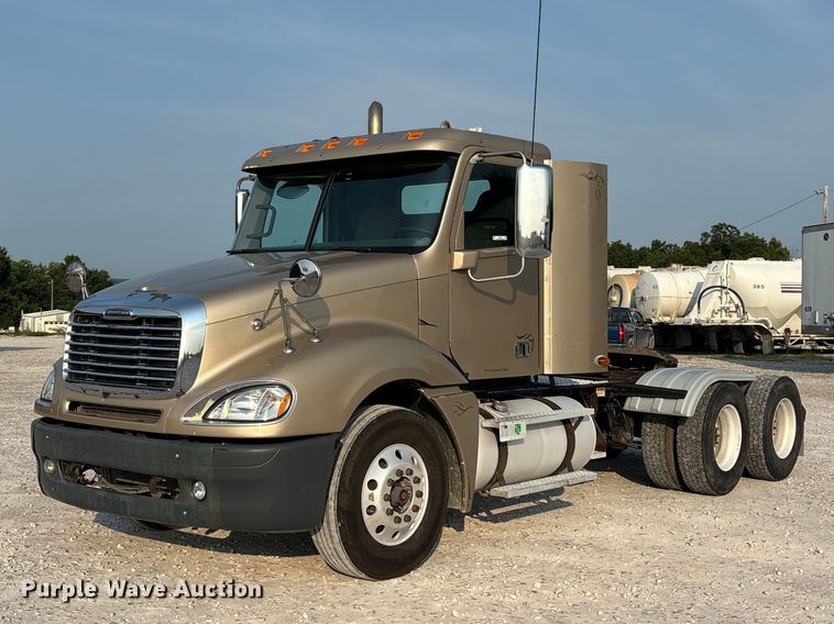 2013 Freightliner Columbia semi truck - ER3217