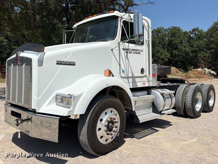 2004 Kenworth T800 semi truck - ET0360