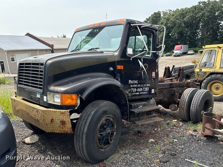 1990 International 4900 truck cab and chassis - ET8663