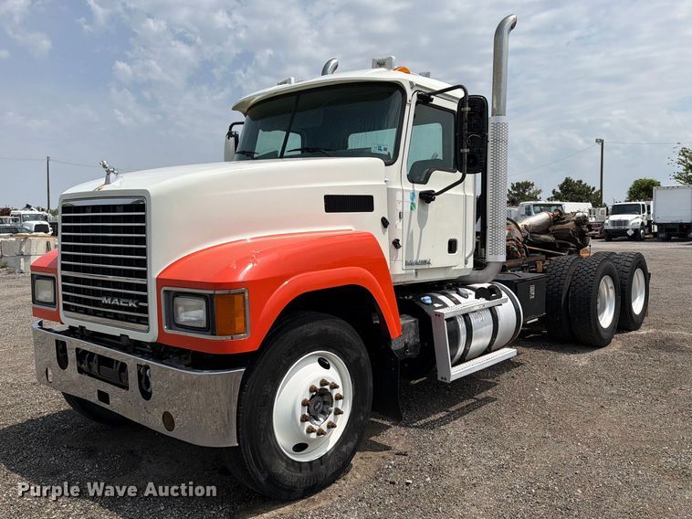 2016 Mack CHU613 semi truck - FB5019