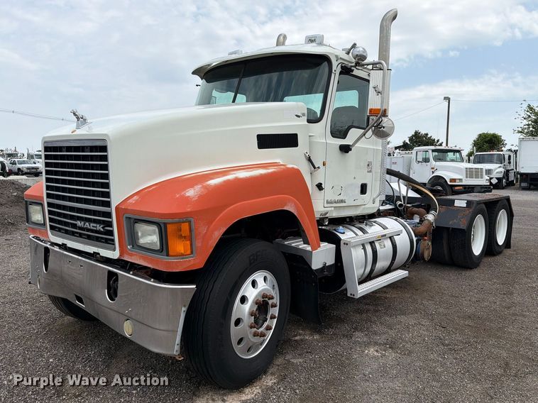 2013 Mack CHU613 semi truck - FB5020