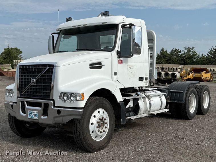 2015 Volvo VHD semi truck - FC4081